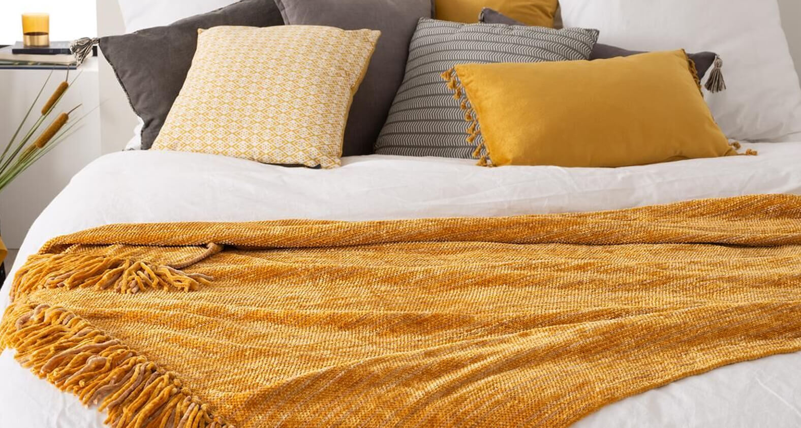 lit avec décoration textile jaune