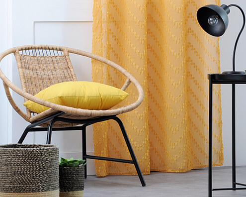 rideau et coussin jaune curry