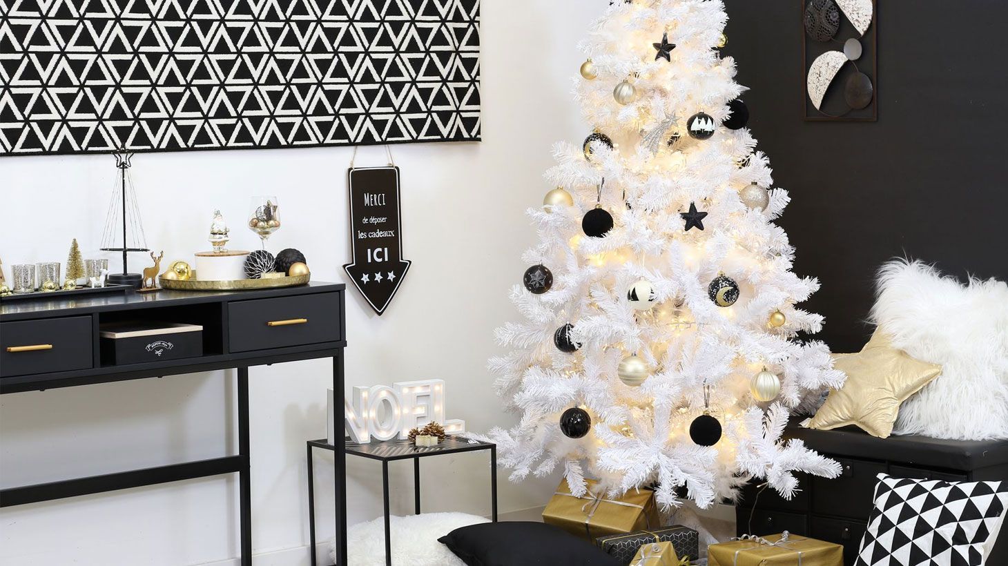 Comment décorer son sapin blanc