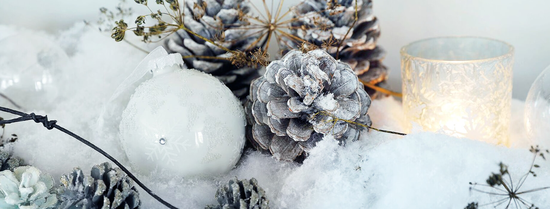 Tendencia Navidad 2018 Decoración navideña en azul, naturaleza escarchada