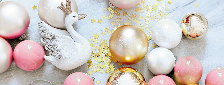 Bolas de Navidad rosa y dorada y decoración navideña cisne blanco