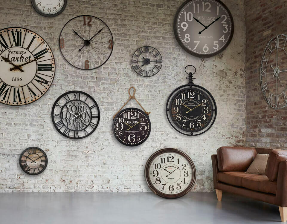 horloges vintage sur mur en brique