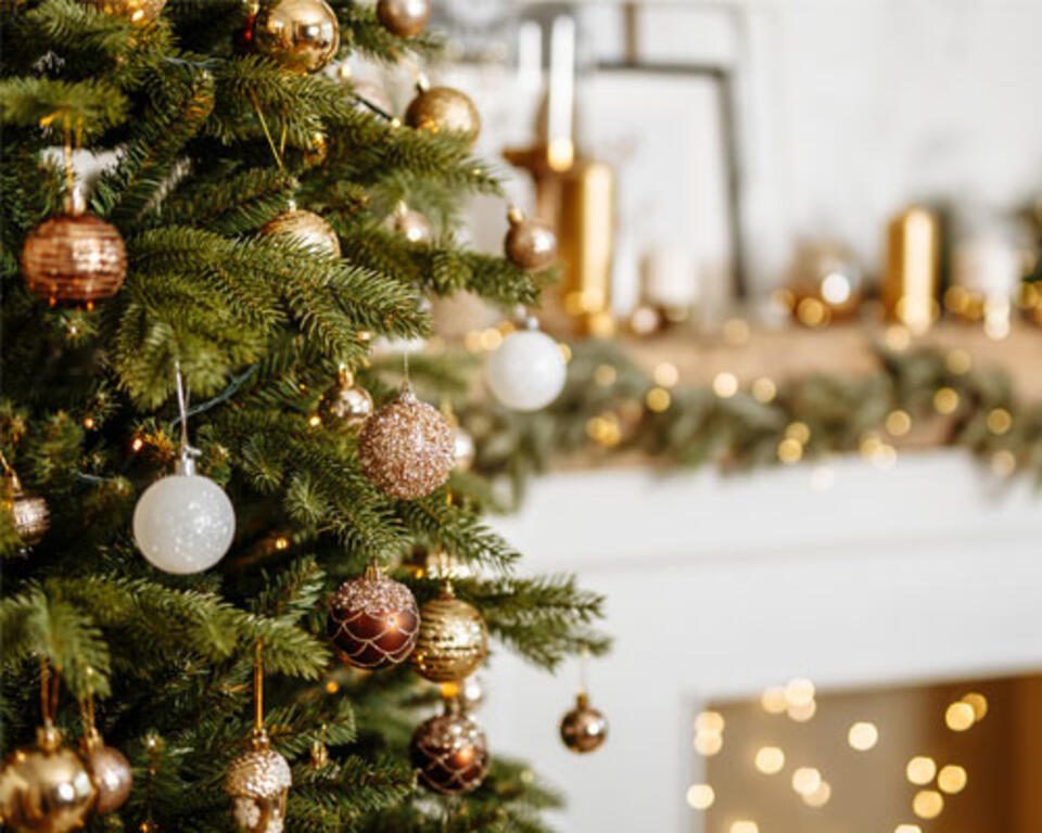 Geschmückter Baum mit Kupfer-Weihnachtskugeln