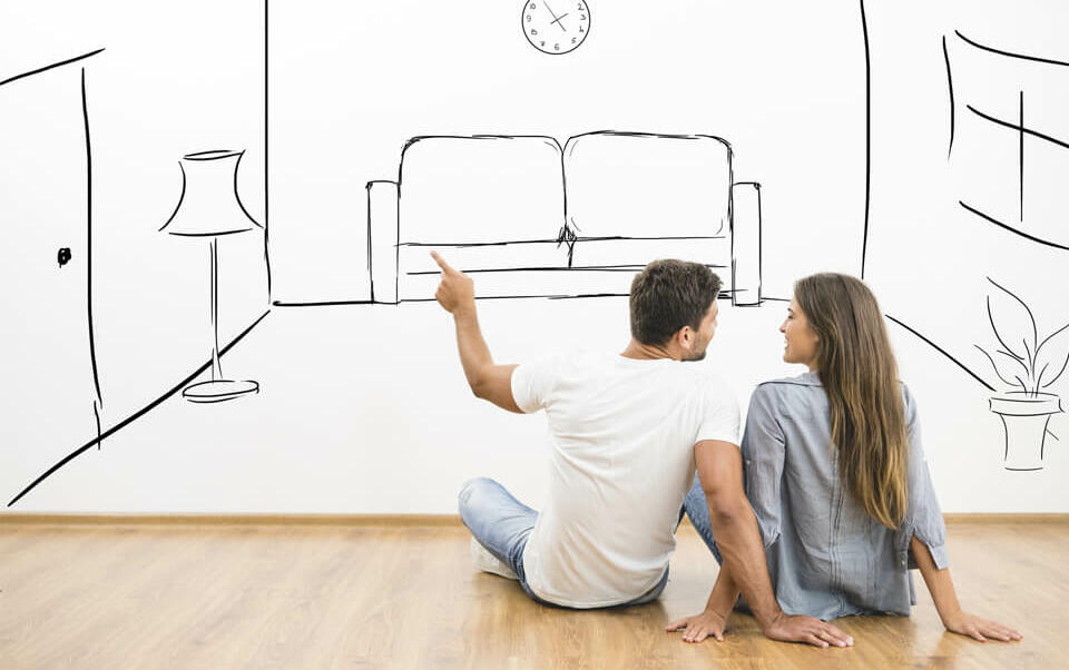 Mann und Frau vor einer Wohnzimmer-Skizze