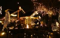 weihnachtlich beleuchtetes Haus