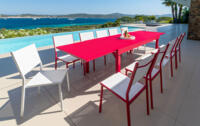 Tavolo e sedie da giardino rosso e bianco