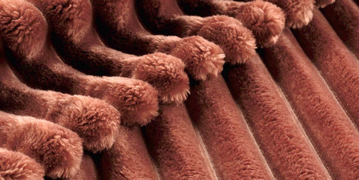 Detalle del plaid en terracota