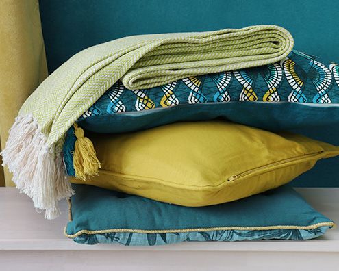 cuscino blu turchese e giallo