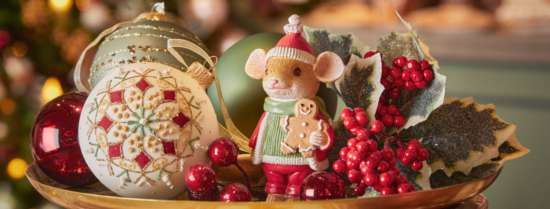 figurine de souris, des boules d�cor�es et des baies rouges.