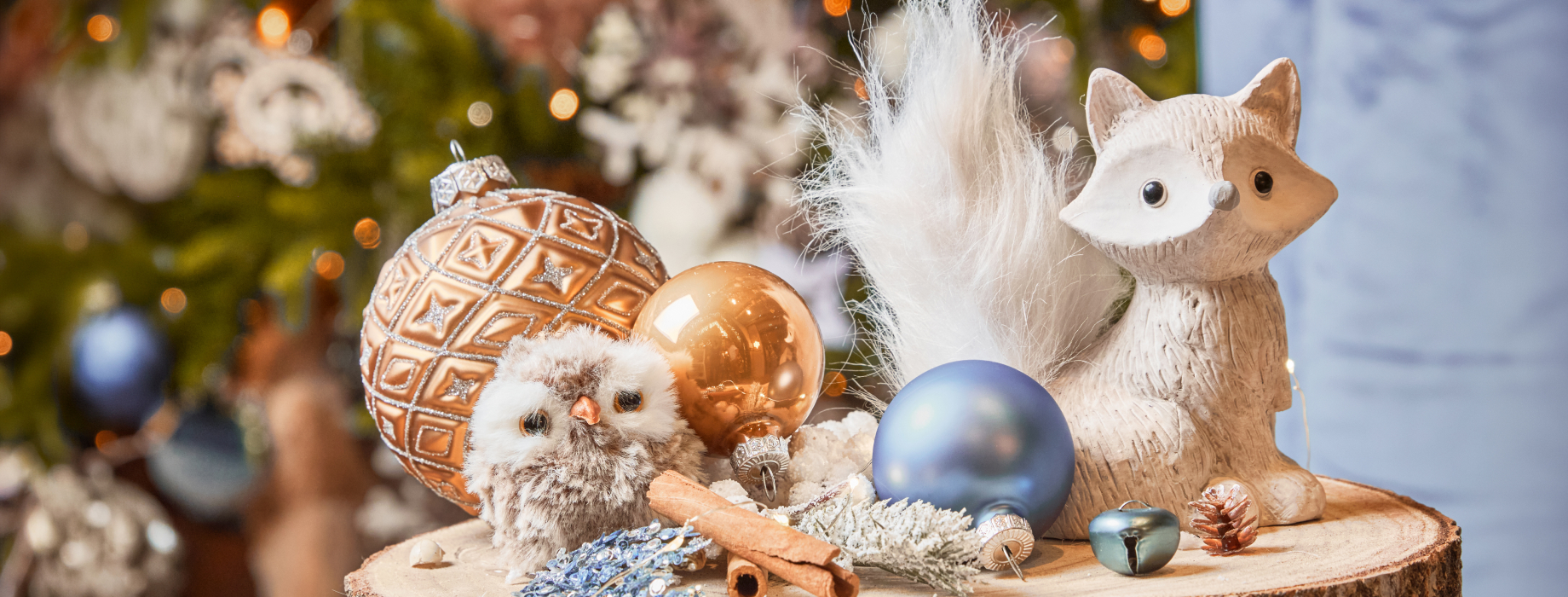 figurina di volpe bianca con palline di Natale blu e color rame