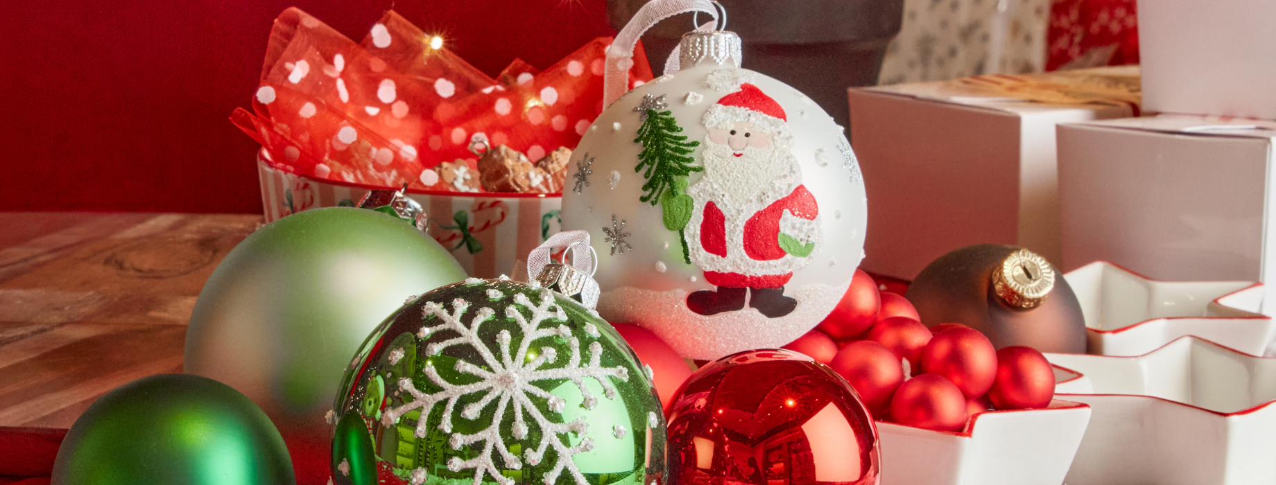 Eine Auswahl an Weihnachtskugeln in Gr�n- und Rott�nen