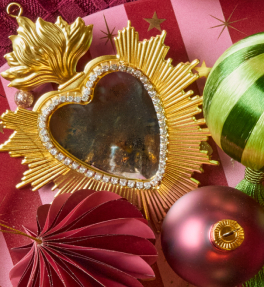ex voto dorato circondato da palline rosa e verdi