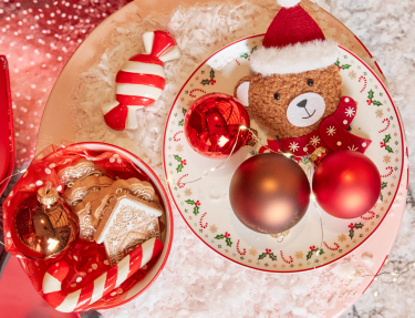 Weihnachtliche Tischdekoration mit Pl�schb�ren und roten Kugeln