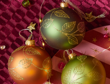 mattierte Weihnachtskugeln mit goldenen Blattmotiven