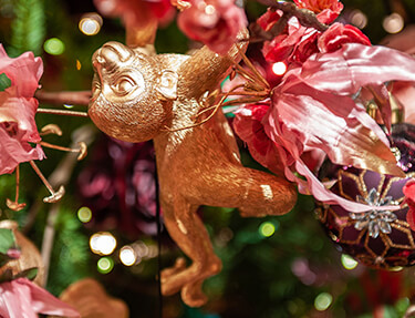 Kerstversiering gouden aap en bloemen