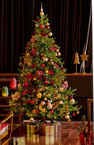 Sapin de Noël et table de Noël décorés en rouge et doré