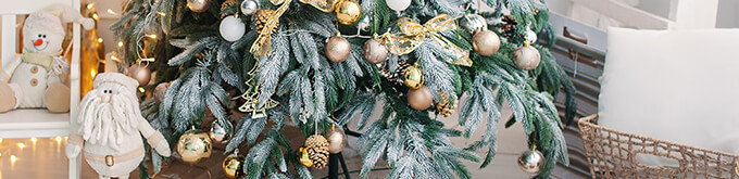 Weihnachtsbaum mit goldenem Schmuck