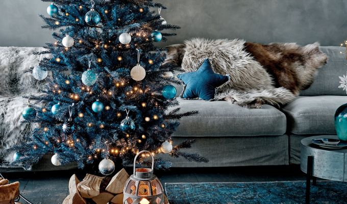 Woonkamer met kerstboom gedecoreerd in het thema Kerst op de Noordpool