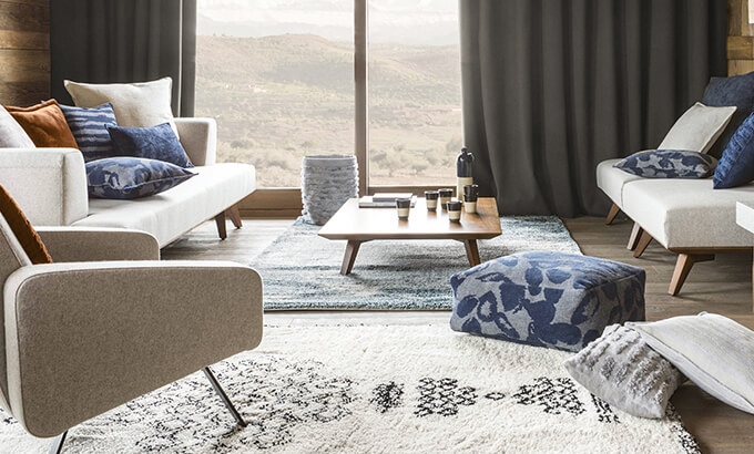 Salon moderne avec tapis berbre noir et blanc