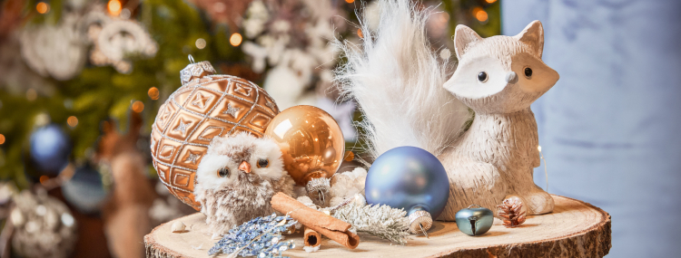 Figur eines wei�en Fuchses mit blauen und kupferfarbenen Weihnachtskugeln