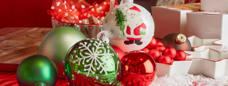 Eine Auswahl an Weihnachtskugeln in Gr�n- und Rott�nen