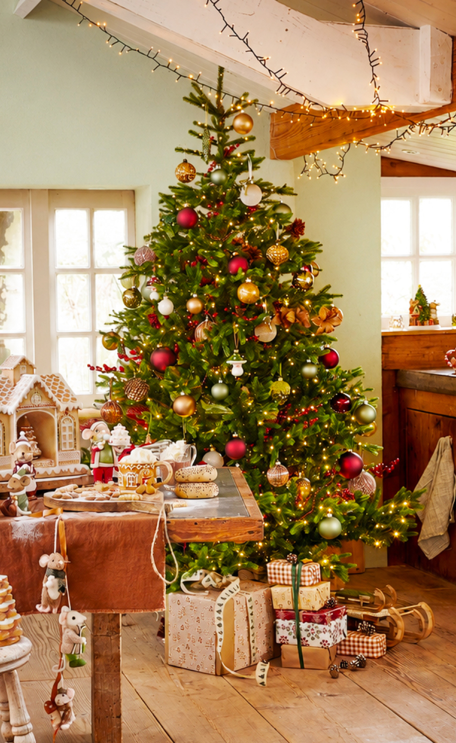 grand sapin de No�l d�cor� en rouge et or