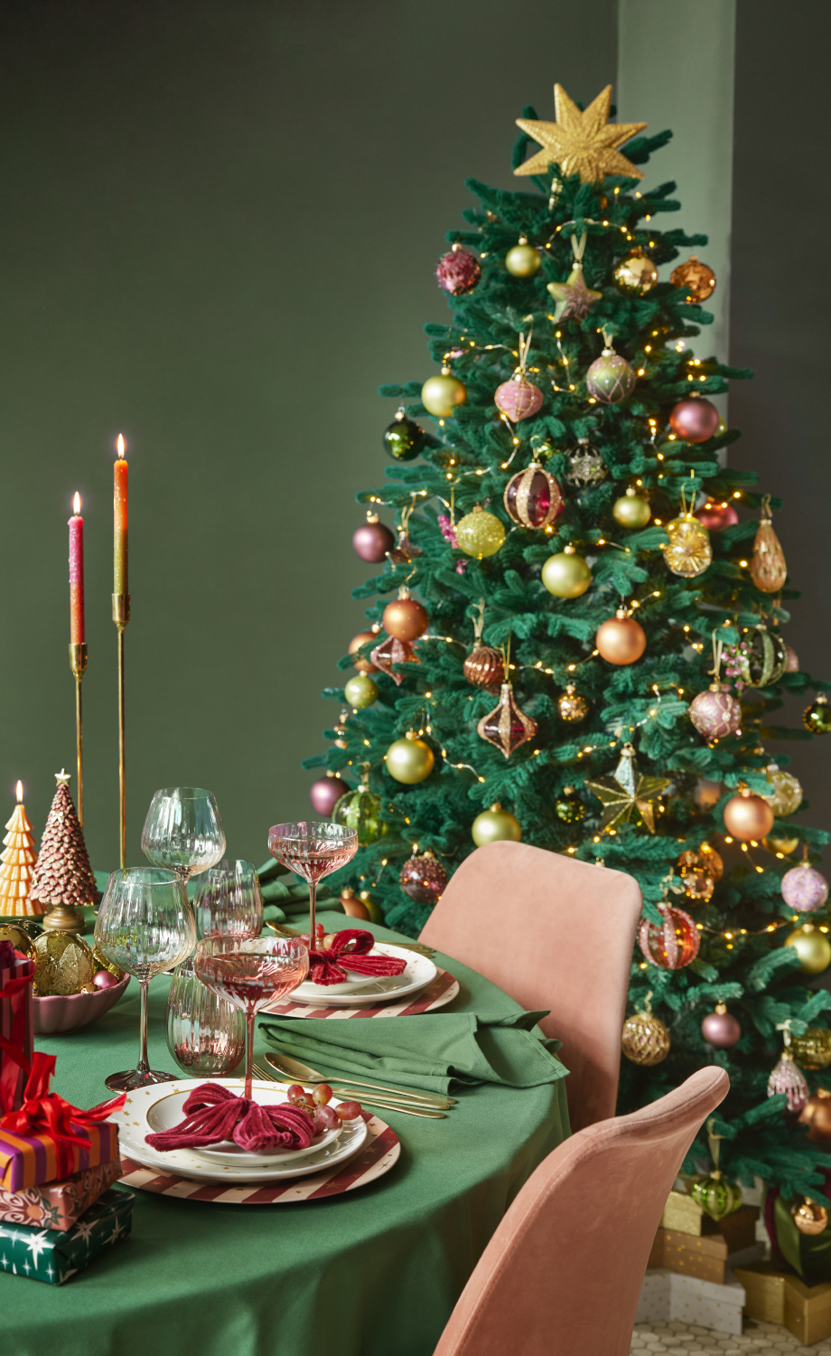 Gran árbol de Navidad decorado en rosa y verde