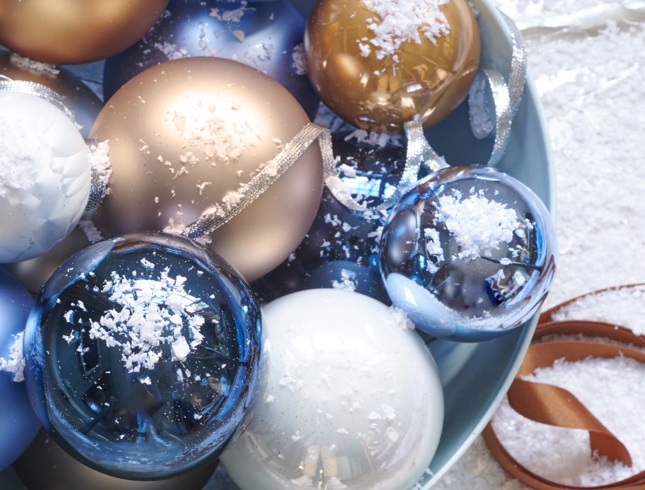 blaue, goldene und wei�e Weihnachtskugeln