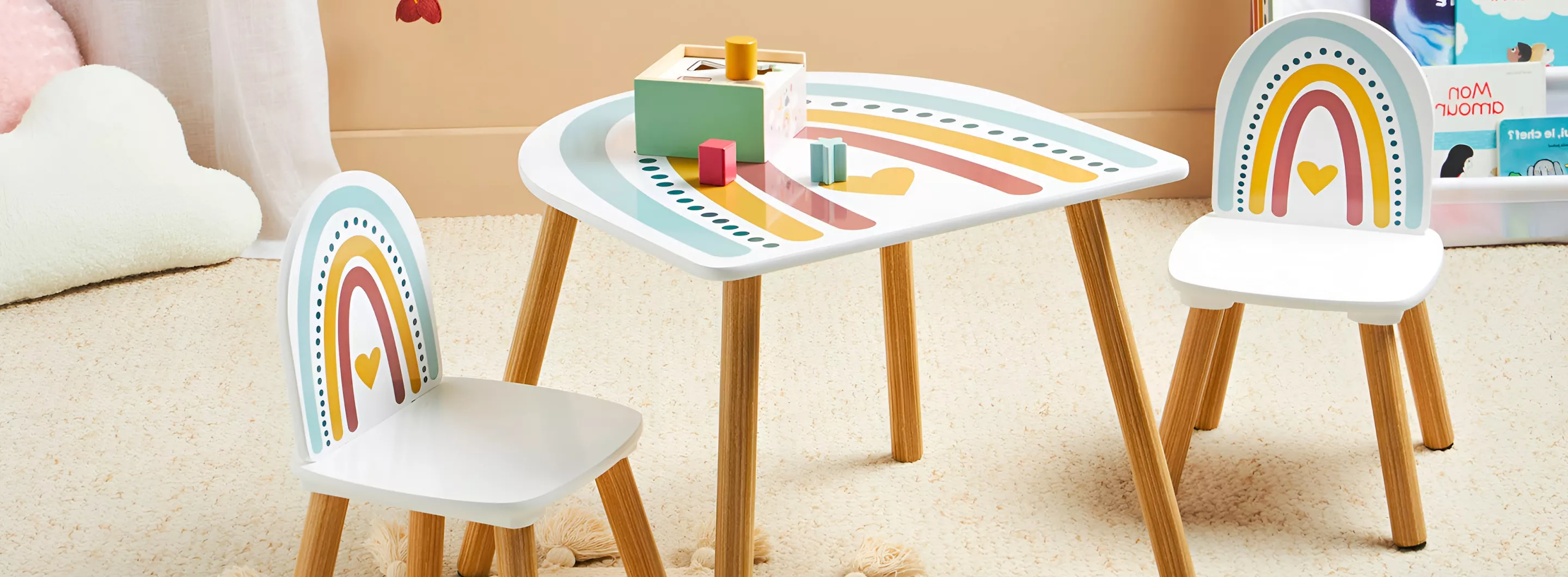 Bord og stole til børn i træ med regnbue-motiv