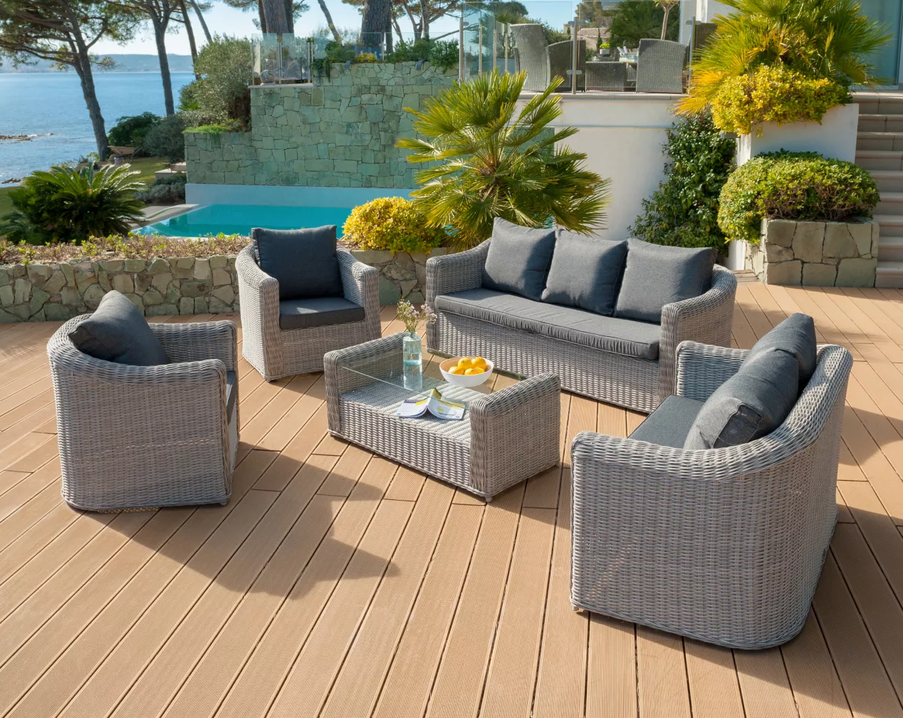 mobili da giardino in resina intrecciata