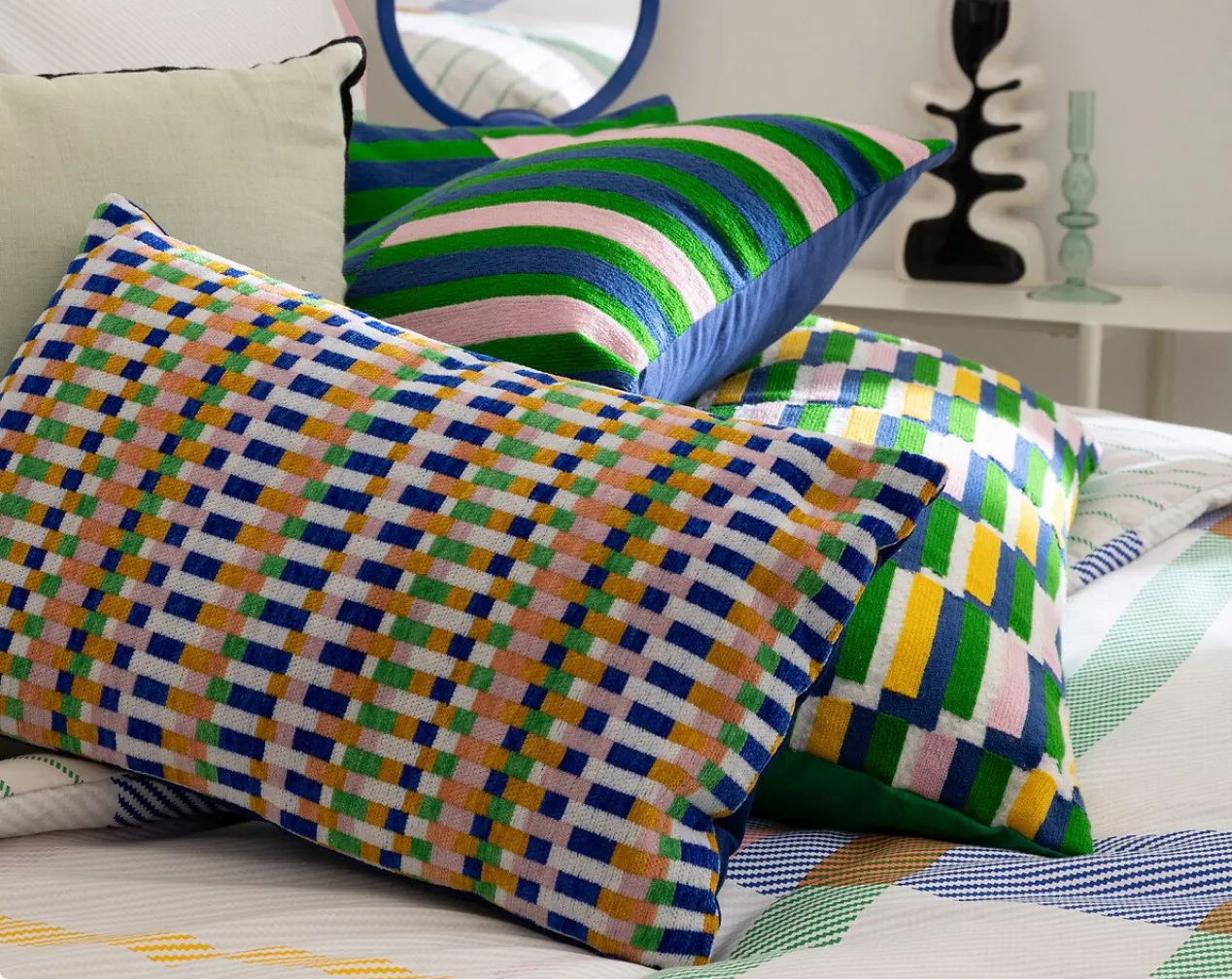 cojines rectangulares con motivos geométricos azules y verdes