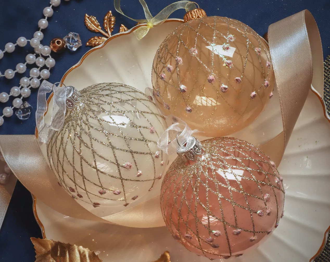 handgemaakte kerstballen van roze en goudkleurig glas