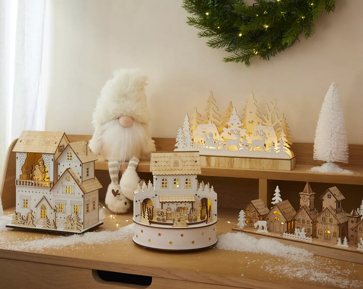 Beleuchtetes Weihnachtsdorf aus Holz