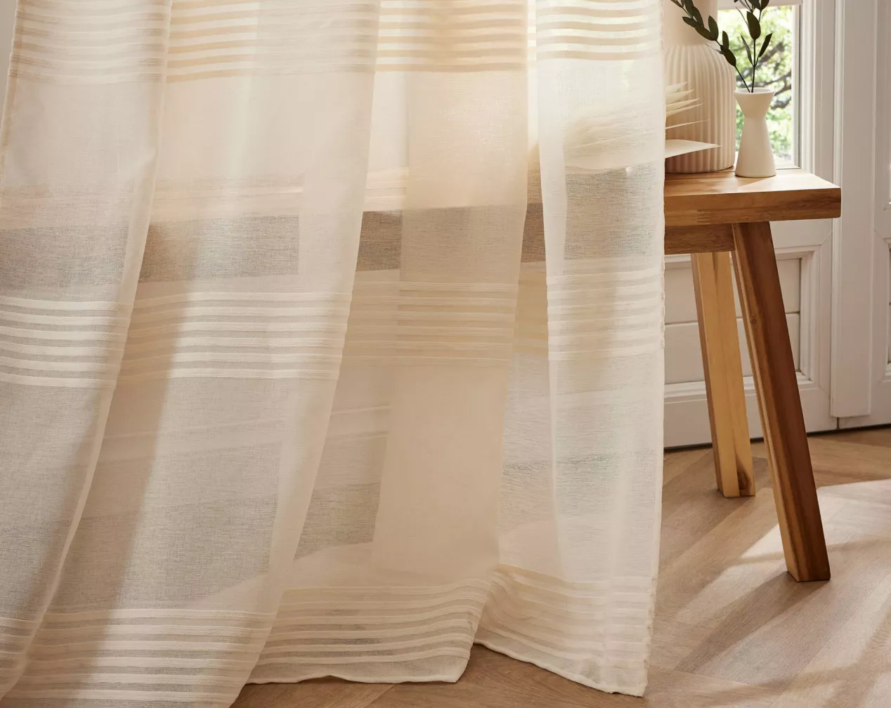 let gardin med beige striber