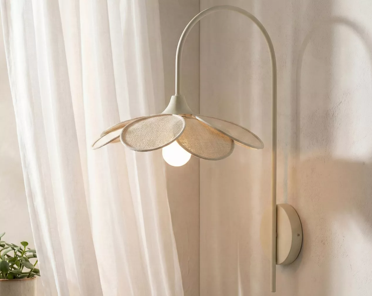 applique in metallo a forma di fiore bianco e beige