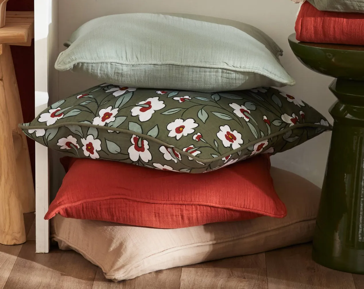 cojines lisos y con motivos florales multicolores