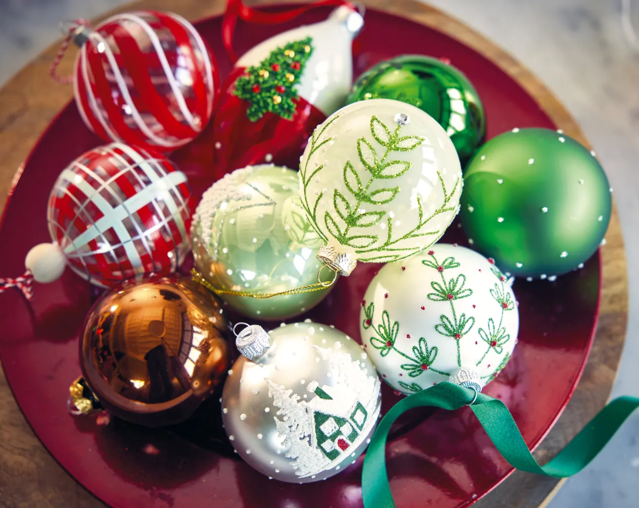 Présentoir rempli de boules de Noël traditionnelles rouges et or