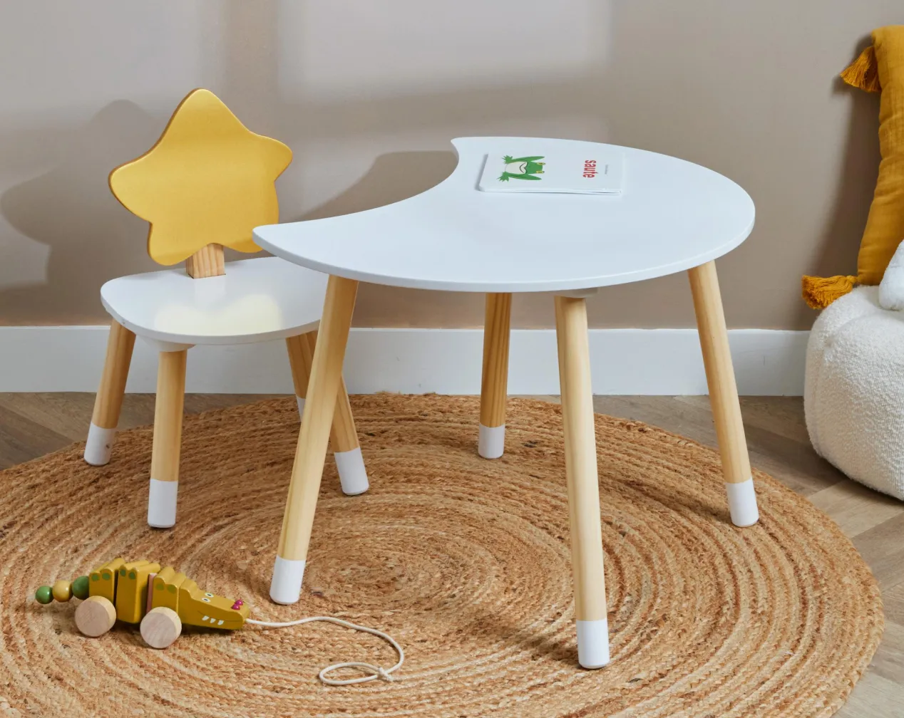 table en bois et chaise enfant blanche et jaune
