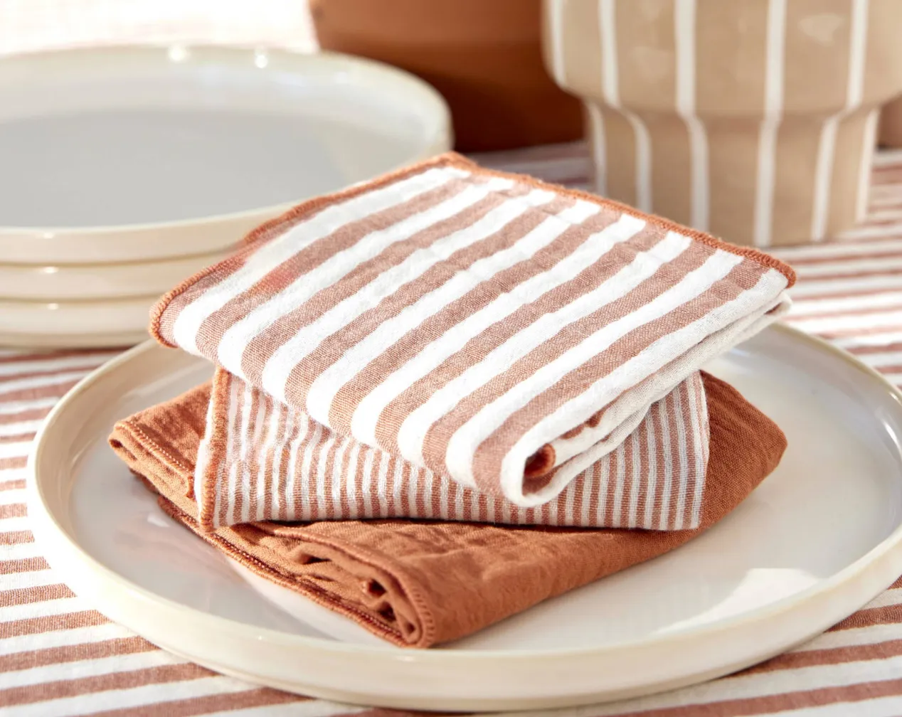 servetten met terracotta- en witte strepen