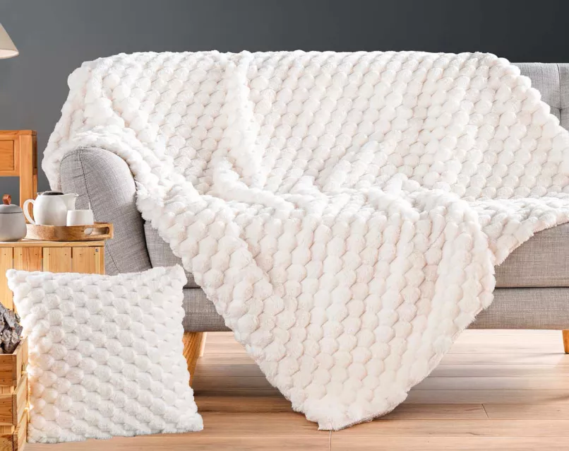 Kuscheldecke und weißes Kissen