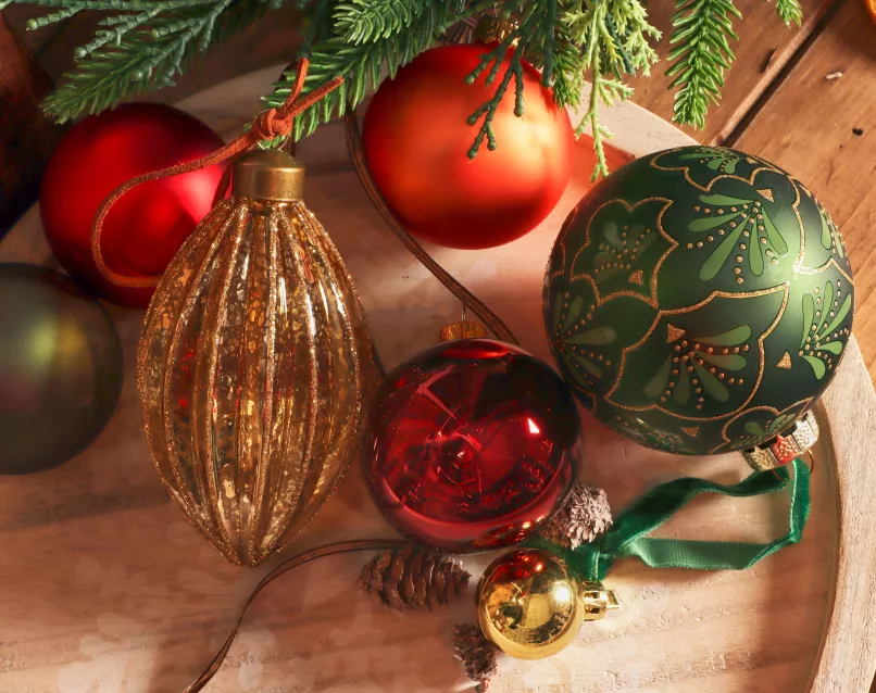 veelkleurige glazen kerstballen