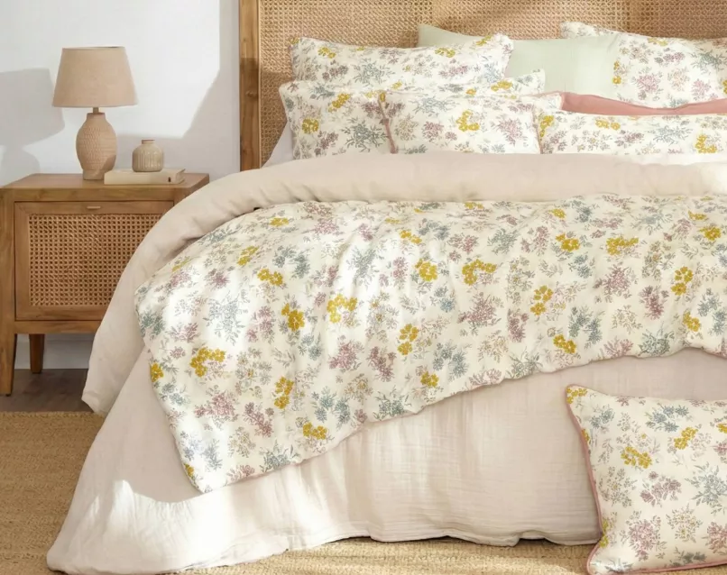 dyne med flerfarvede blomstermønstre