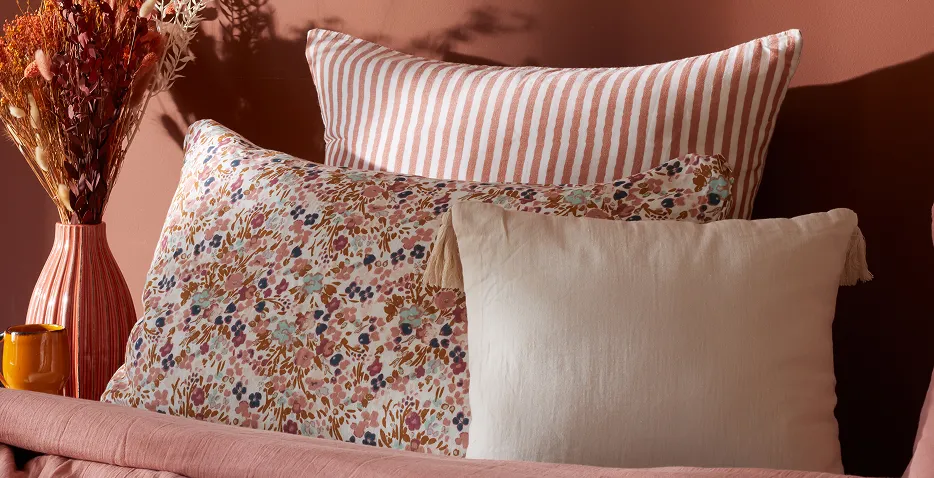 coussins en gaze de coton motifs floraux et rayures
