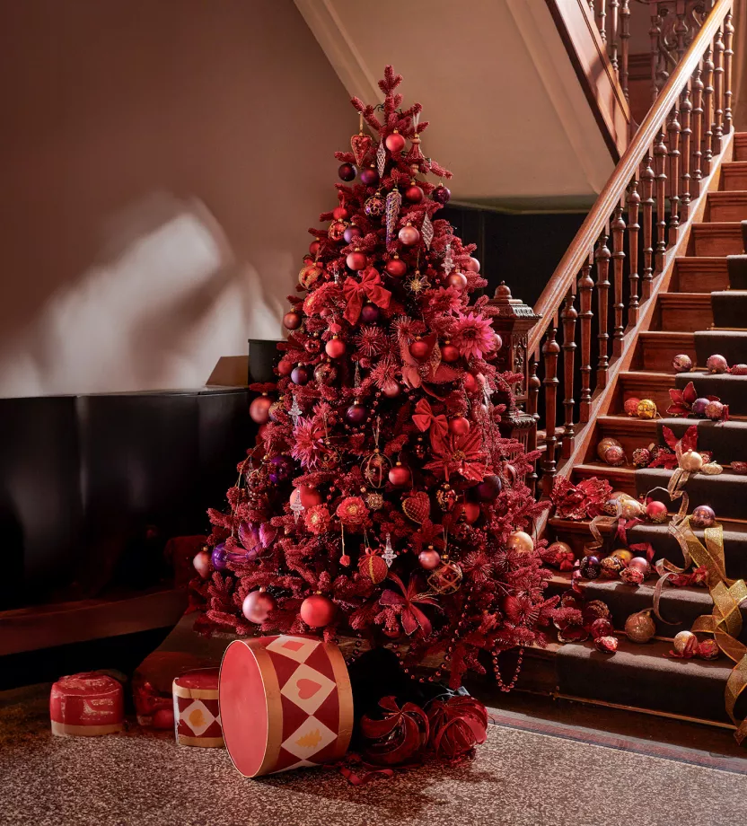 Sapin de Noël avec décorations rouges et dorées