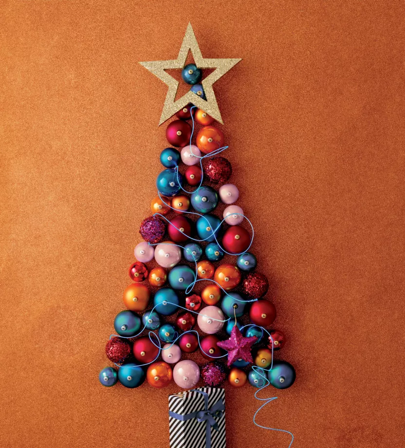 Sapin de Noël blanc décoré avec des boules de noël originales