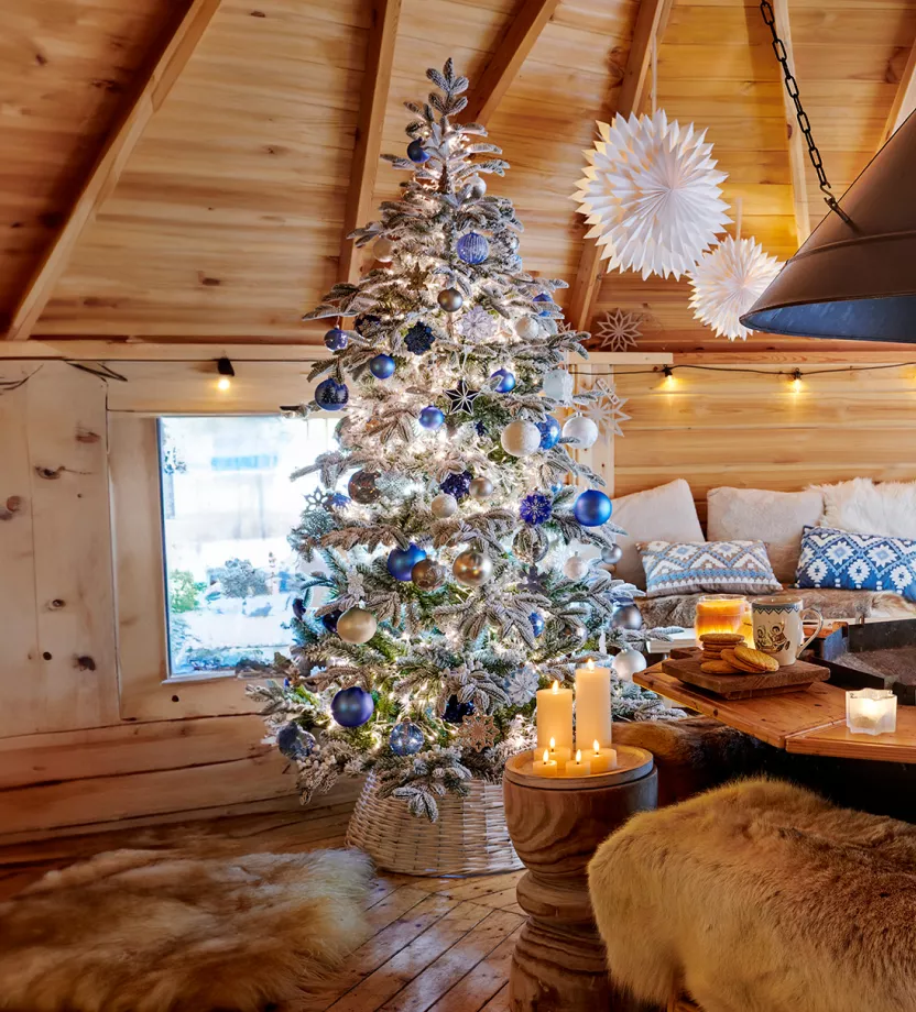 Sapin de Noël scandinave avec décoration blanche