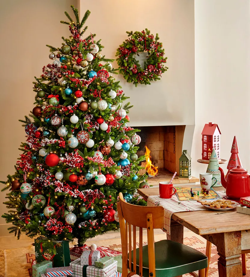 Juletræ med røde og hvide dekorationer