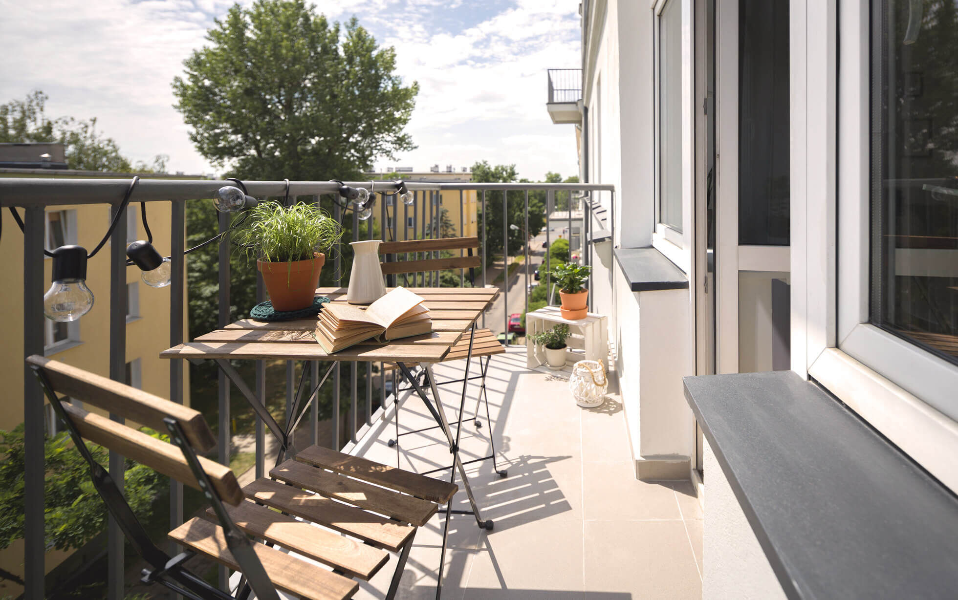 balcone con tavolino in legno