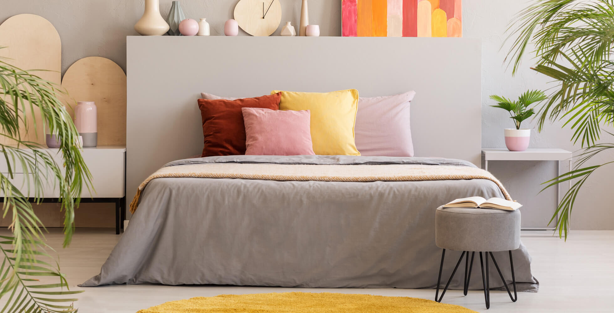Lit avec accumulation de coussins colorés