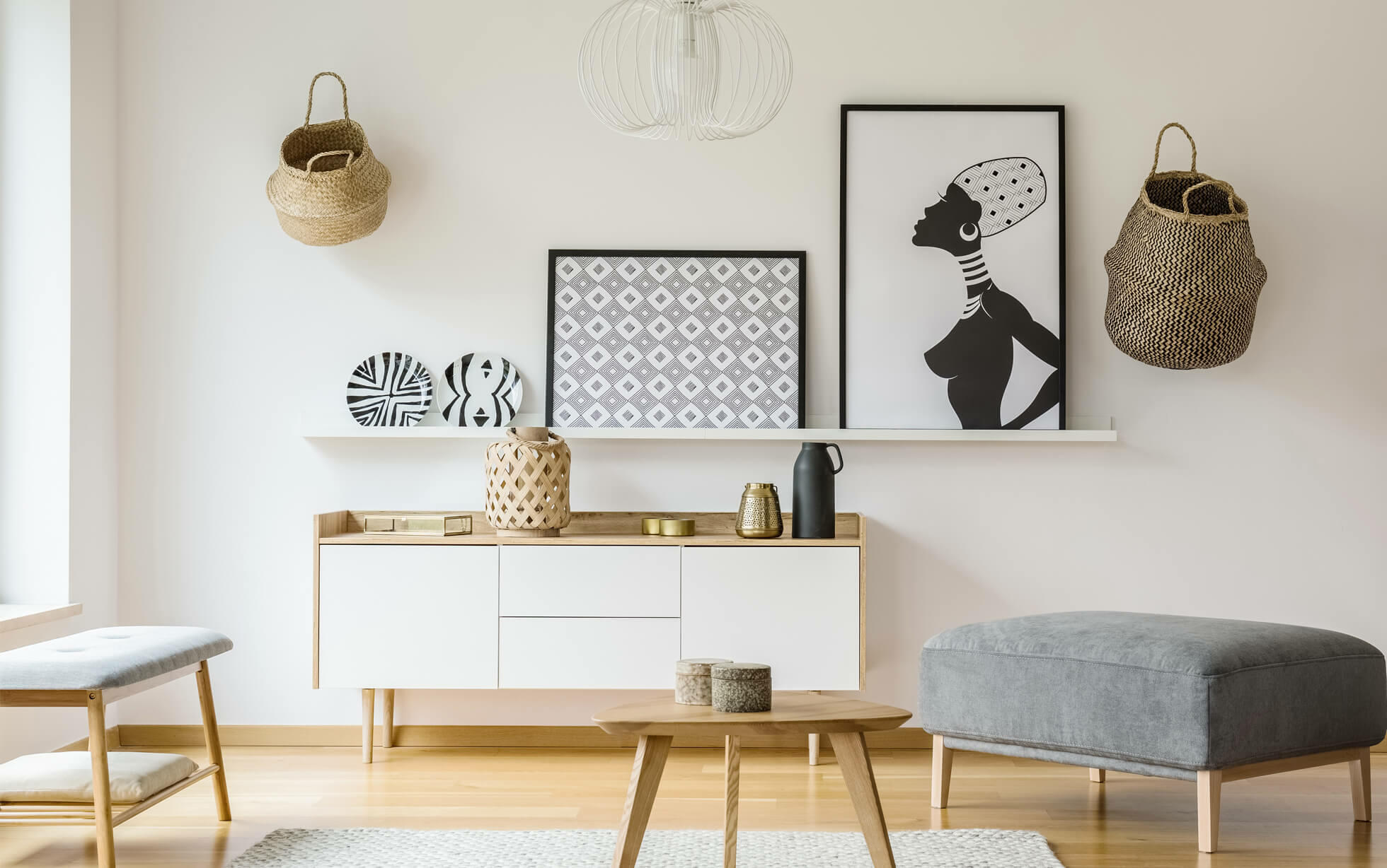 adornos de pared sobre muro blanco